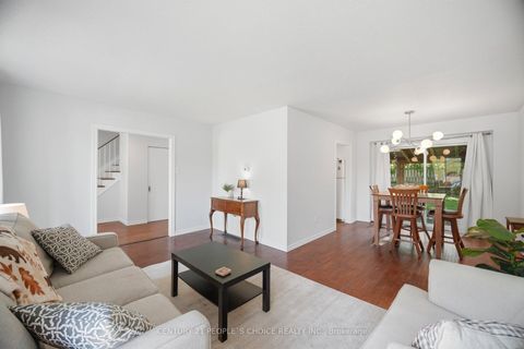 Photo 8 at 4 Furness Crescent, Clairville, Toronto