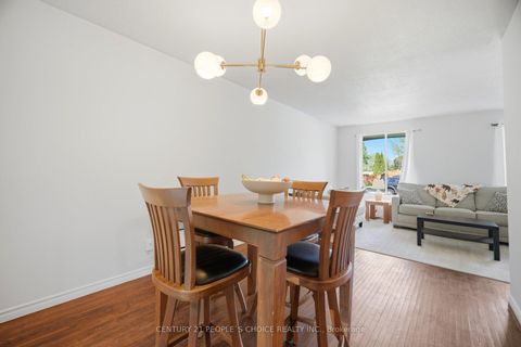 Photo 9 at 4 Furness Crescent, Clairville, Toronto