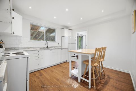 Photo 10 at 4 Furness Crescent, Clairville, Toronto