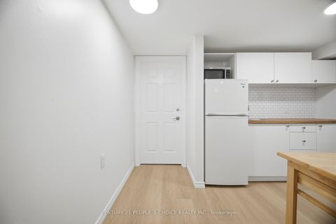 Photo 26 at 4 Furness Crescent, Clairville, Toronto