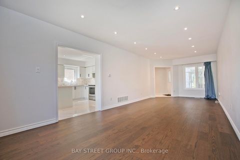 Photo 3 at 22 Taos Court, Westbrook, Richmond Hill