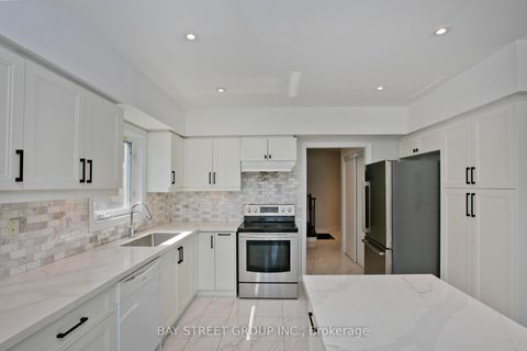 Photo 4 at 22 Taos Court, Westbrook, Richmond Hill