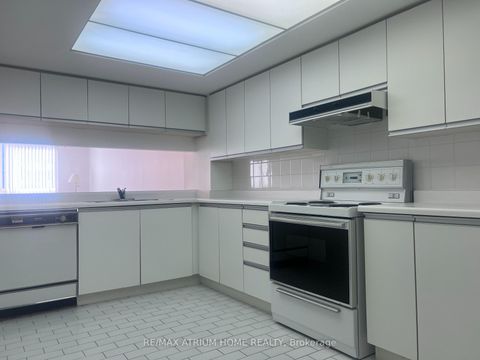 Photo 13 at 1406 - 5 Kenneth Avenue, Willowdale East, Toronto