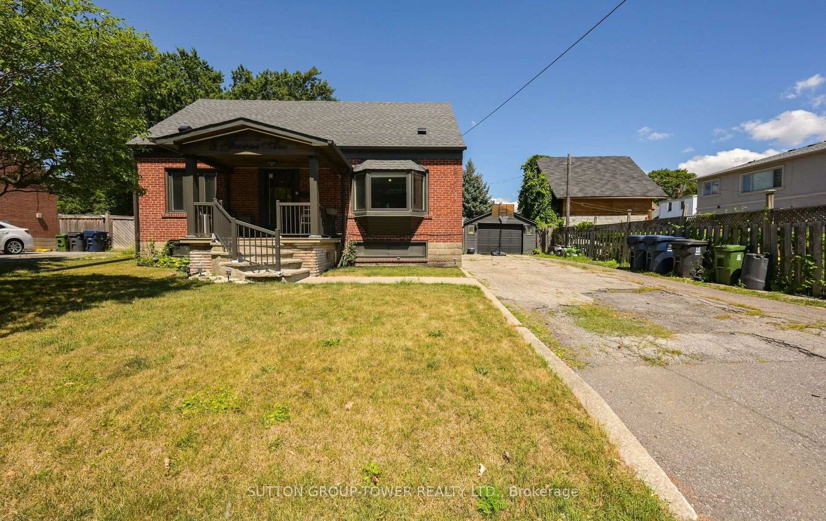 8 Yvonne Avenue N, CFB, Toronto photo 1