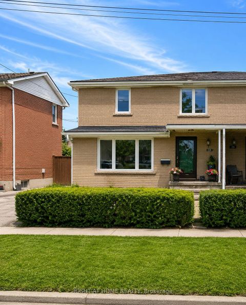Photo 2 at 139 Vauxhall Drive, Dorset Park, Toronto