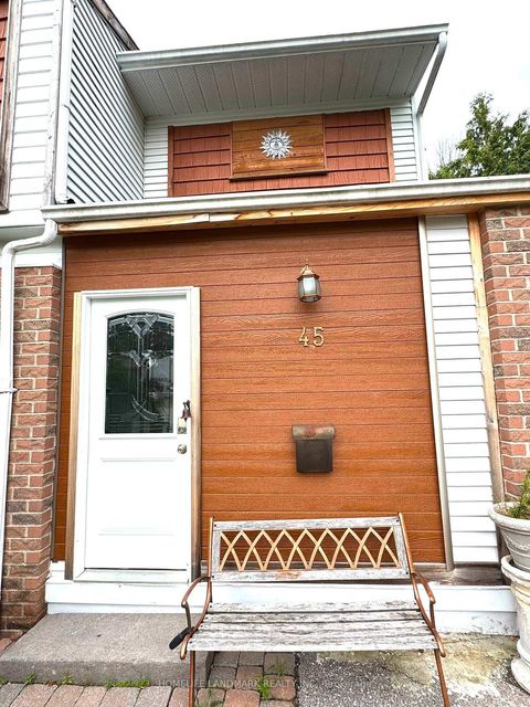 Photo 2 at 45 Sandusky Crescent, Aurora Highlands, Aurora