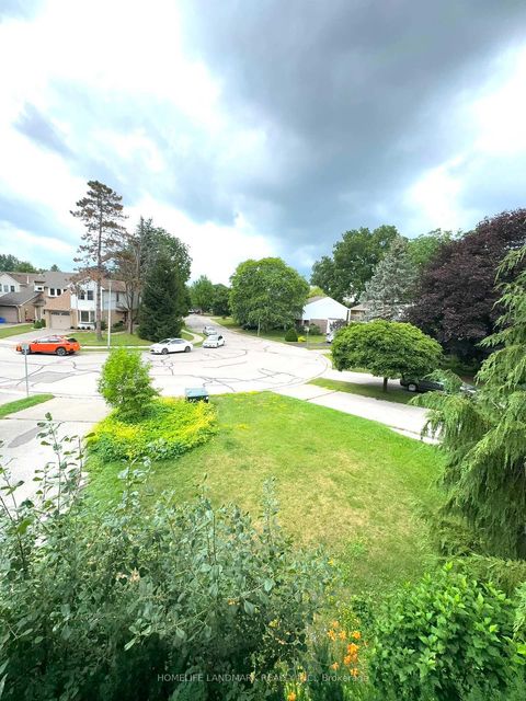 Photo 3 at 45 Sandusky Crescent, Aurora Highlands, Aurora