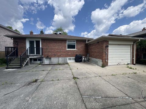 Photo 4 at 39 Oak Avenue, South Richvale, Richmond Hill