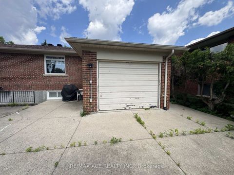 Photo 5 at 39 Oak Avenue, South Richvale, Richmond Hill