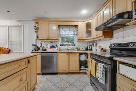 Photo 13 at 5 Homeview Avenue, Smythe, Toronto