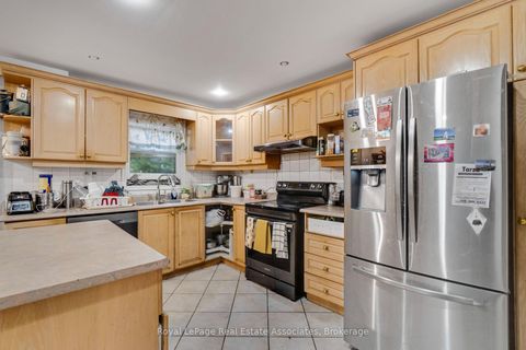 Photo 15 at 5 Homeview Avenue, Smythe, Toronto
