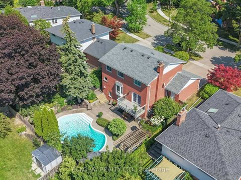 Photo 3 at 22 Meadowglade Crescent, Henry Farm, Toronto