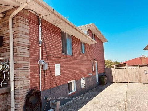 Photo 2 at 58 Telco Crescent, Pelmo Park W4, Toronto