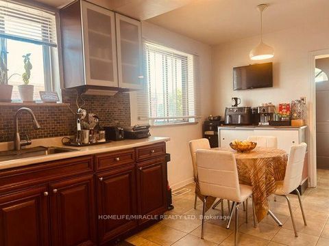 Photo 10 at 58 Telco Crescent, Pelmo Park W4, Toronto