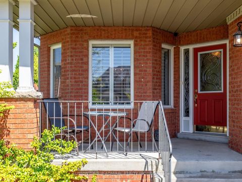 Photo 2 at 22 Canyon Hill Avenue, Westbrook, Richmond Hill