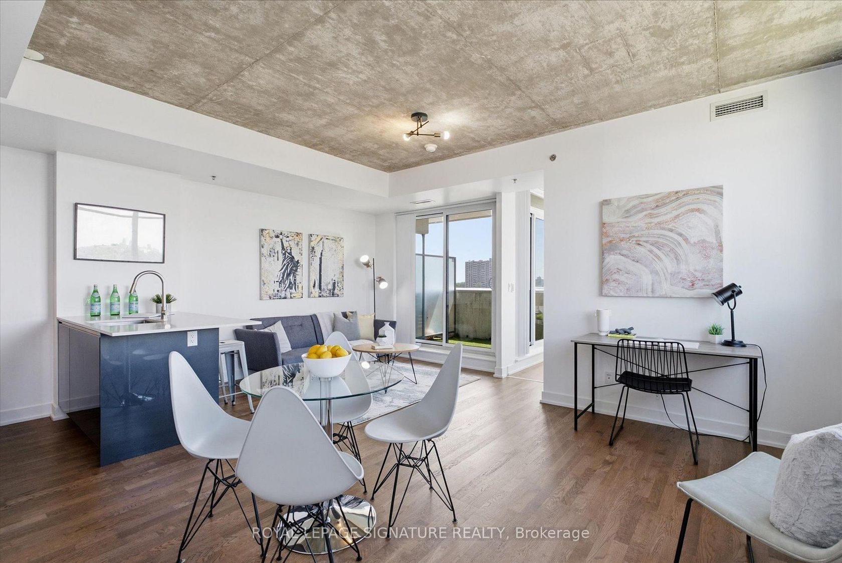 921 - 20 Minowan Miikan Lane, Little Portugal, Toronto photo 0