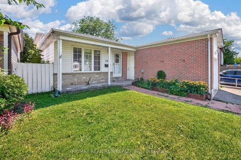 Photo 1 at 29 Springhead Gardens, North Richvale, Richmond Hill