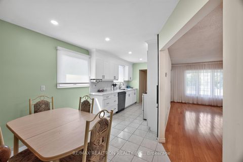 Photo 12 at 29 Springhead Gardens, North Richvale, Richmond Hill