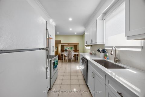 Photo 16 at 29 Springhead Gardens, North Richvale, Richmond Hill