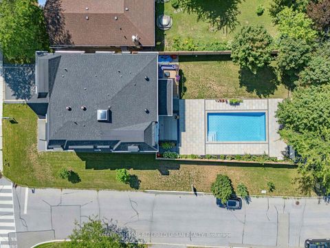 Photo 3 at 35 Lloydminster Crescent, Newtonbrook East, Toronto