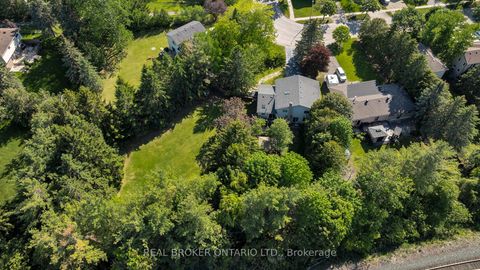 Photo 2 at 215 Mary Anne Drive, Painswick North, Barrie