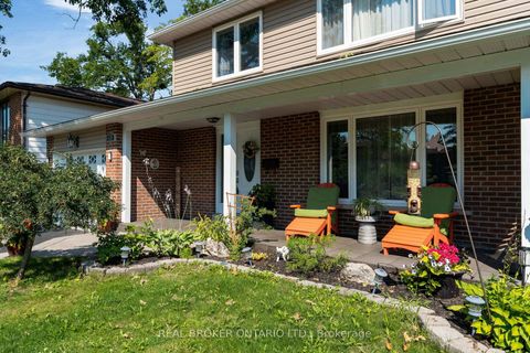 Photo 2 at 40 Farmingdale Crescent, Cundles East, Barrie