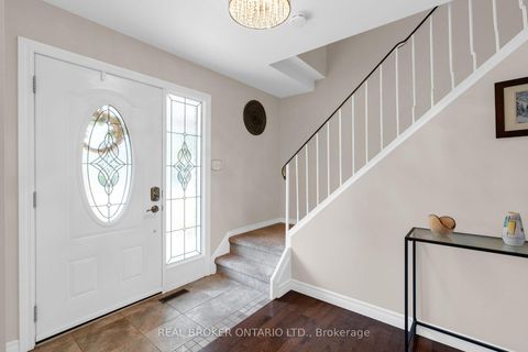 Photo 4 at 40 Farmingdale Crescent, Cundles East, Barrie