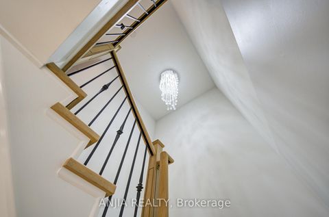 Photo 22 at 132 Estate Garden Drive, Oak Ridges, Richmond Hill