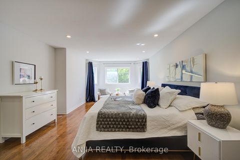 Photo 25 at 132 Estate Garden Drive, Oak Ridges, Richmond Hill