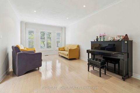 Photo 3 at 35 Palace Court, Doncrest, Richmond Hill