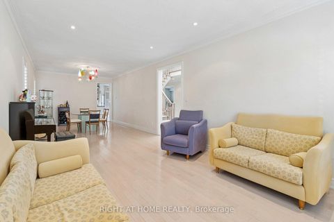 Photo 4 at 35 Palace Court, Doncrest, Richmond Hill