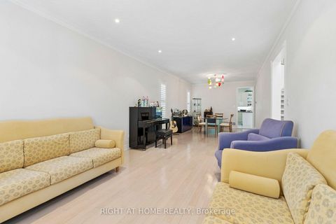 Photo 5 at 35 Palace Court, Doncrest, Richmond Hill