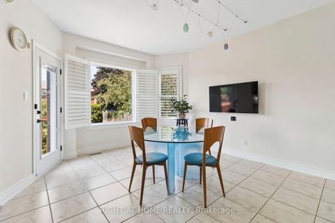 Photo 9 at 35 Palace Court, Doncrest, Richmond Hill