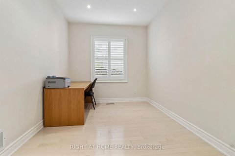 Photo 13 at 35 Palace Court, Doncrest, Richmond Hill