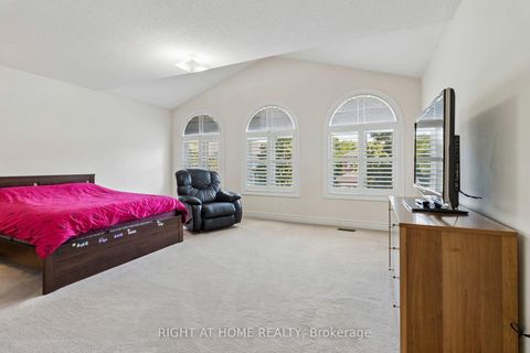 Photo 18 at 35 Palace Court, Doncrest, Richmond Hill