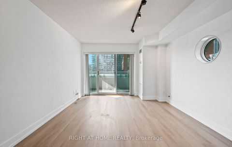 Photo 9 at 219 - 600 Queens Quay, Waterfront Communities C1, Toronto
