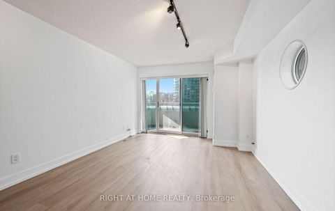 Photo 10 at 219 - 600 Queens Quay, Waterfront Communities C1, Toronto