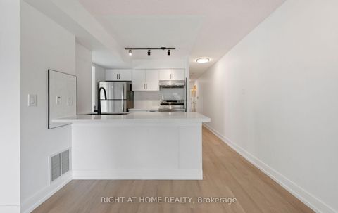 Photo 12 at 219 - 600 Queens Quay, Waterfront Communities C1, Toronto