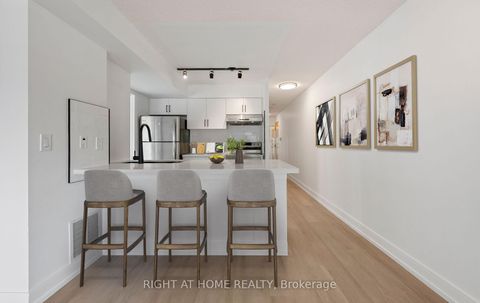 Photo 13 at 219 - 600 Queens Quay, Waterfront Communities C1, Toronto