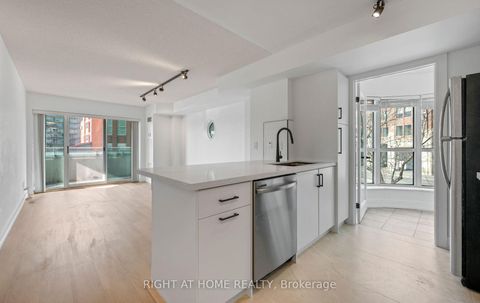 Photo 15 at 219 - 600 Queens Quay, Waterfront Communities C1, Toronto