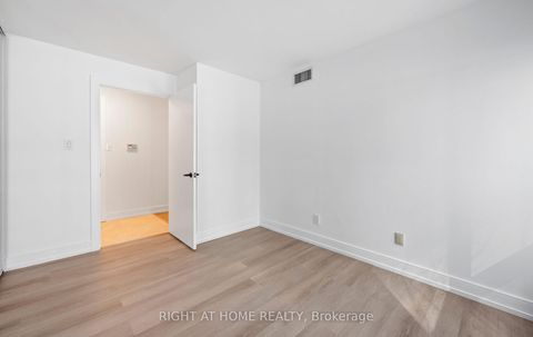 Photo 17 at 219 - 600 Queens Quay, Waterfront Communities C1, Toronto