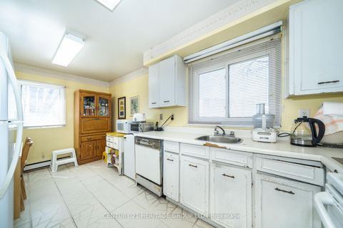 Photo 5 at 19 Candy Court Way, Newtonbrook West, Toronto
