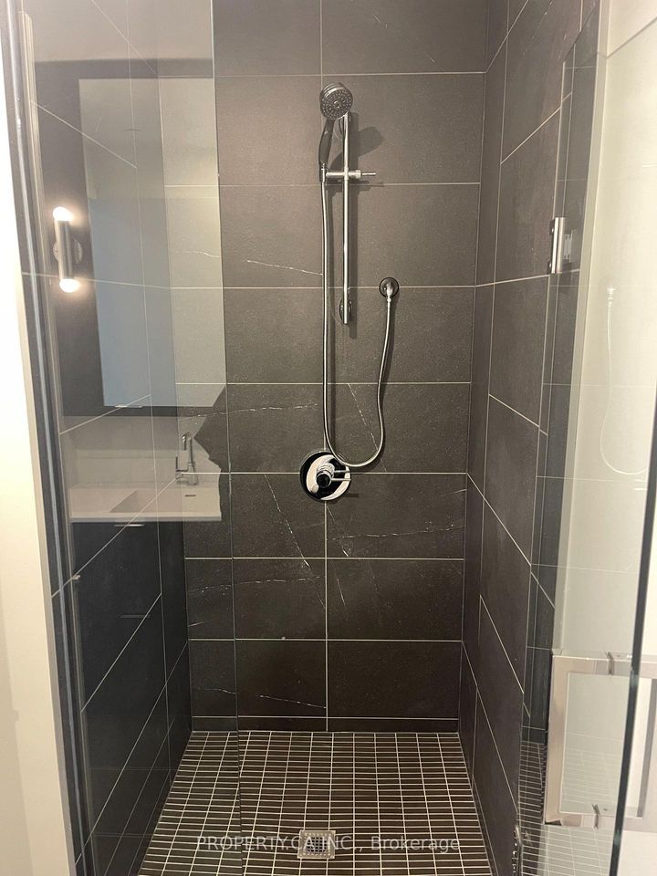 Photo 2 at 224 - 6 Greenbriar Road, Bayview Village, Toronto