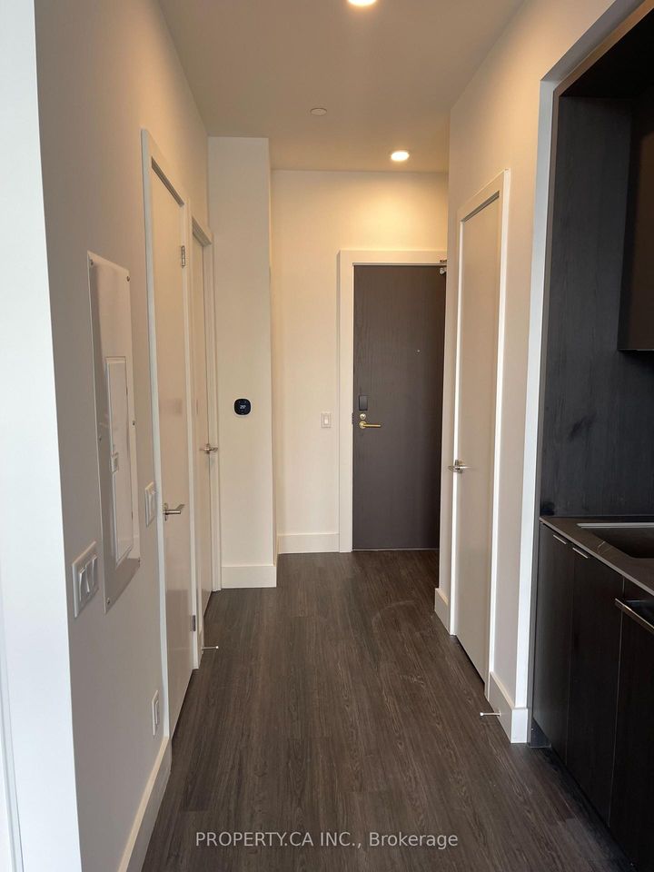 Photo 4 at 224 - 6 Greenbriar Road, Bayview Village, Toronto