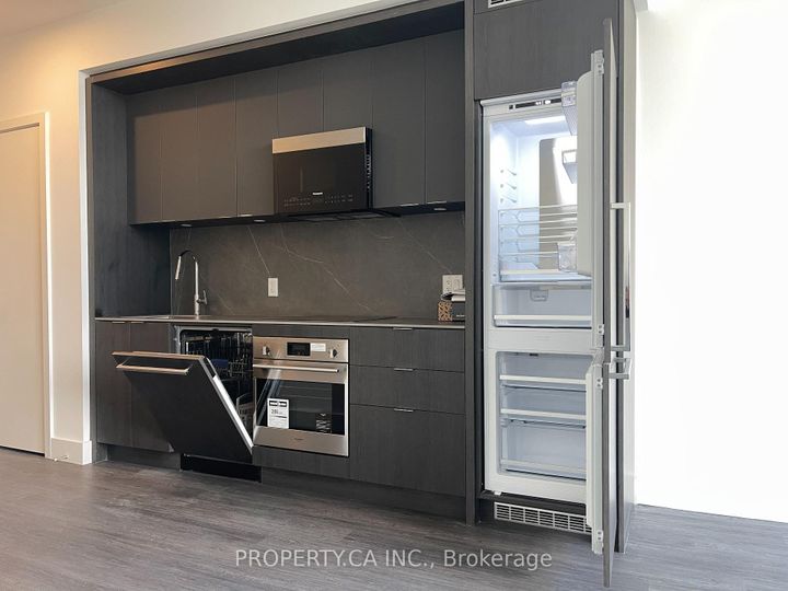 Photo 10 at 224 - 6 Greenbriar Road, Bayview Village, Toronto