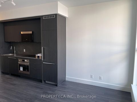 Photo 8 at 224 - 6 Greenbriar Road, Bayview Village, Toronto