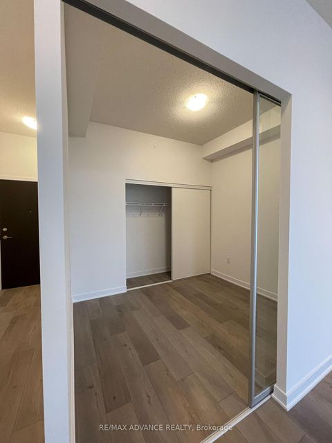 Photo 5 at 521 - 10 Honeycrisp Crescent, Vaughan Corporate Centre, Vaughan