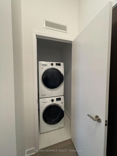 Photo 8 at 521 - 10 Honeycrisp Crescent, Vaughan Corporate Centre, Vaughan