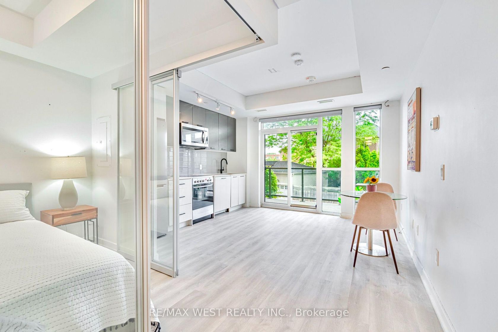 211 - 2300 St Clair Avenue W, Junction Area, Toronto photo 4