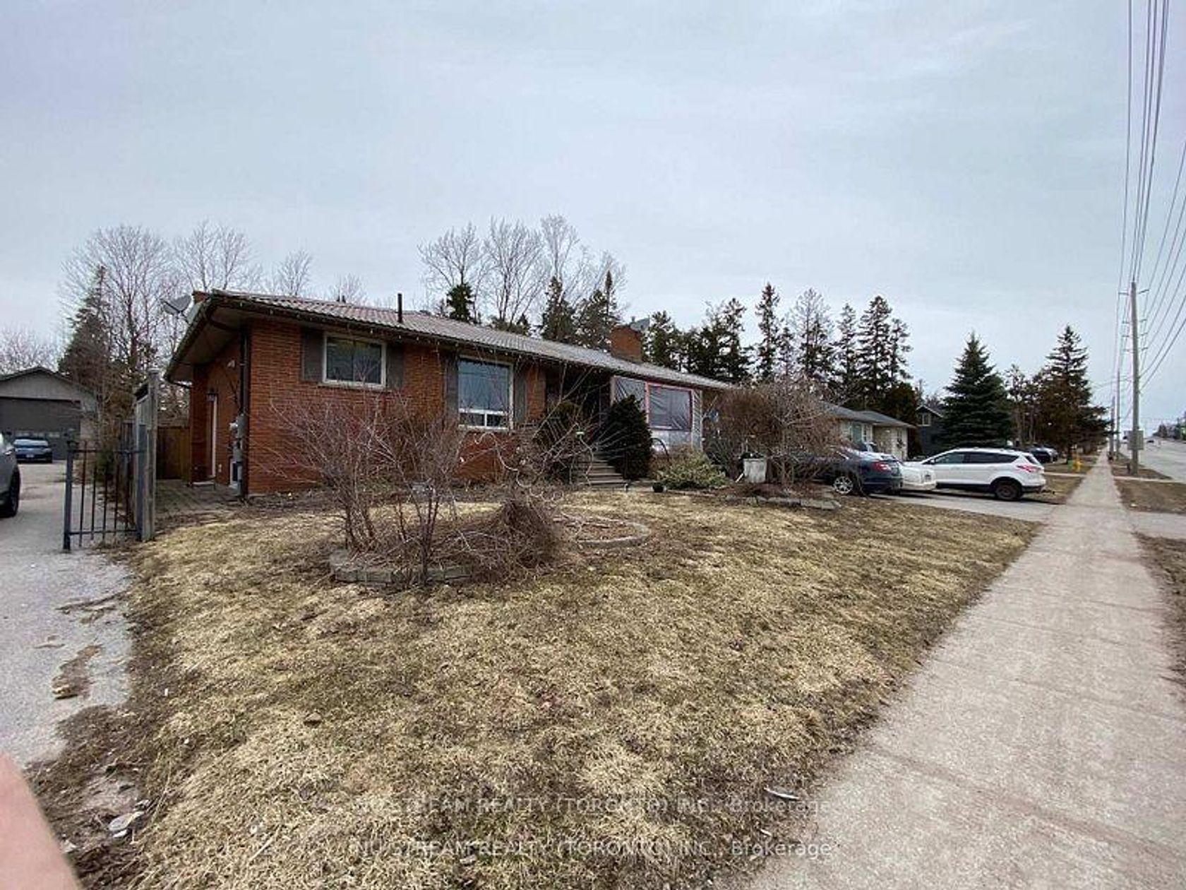 536 Big Bay Point Road, Painswick North, Barrie photo number 2